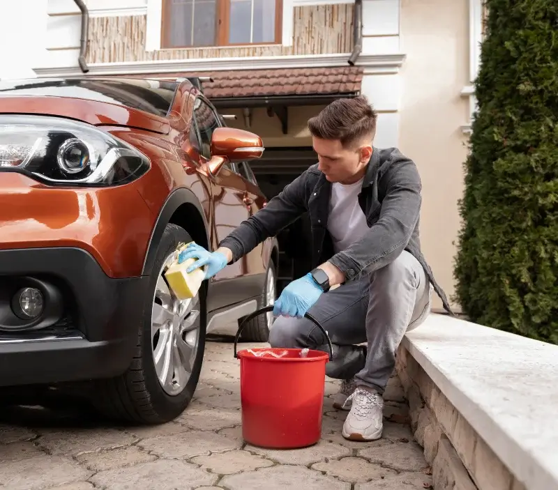 Lavage auto à domicile Coteaux-du-Blanzacais : professionnel intervenant sur un véhicule